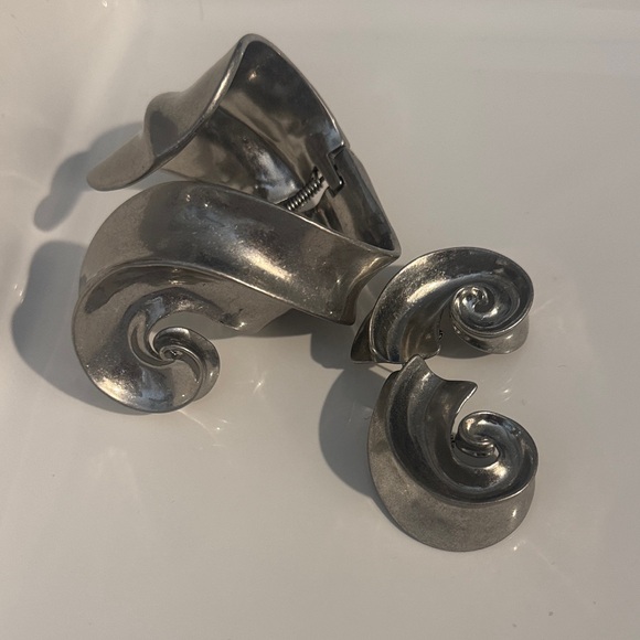 Zara Silver Swirl Earrings and Cuff Set - Picture 5 of 6